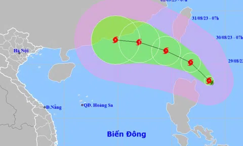 Bão Saola giật cấp 17, hướng vào Biển Đông