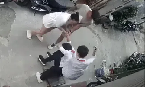 CLIP: Nam sinh bất ngờ bị nữ giáo viên cùng nhiều người đánh hội đồng, phải quỳ giữa đường