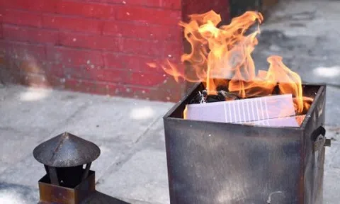 Lễ Vu Lan, khói vàng mã mù mịt trên nhiều tuyến phố Hà Nội