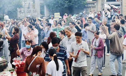 Người dân TP.HCM đội nắng, đội mưa đi lễ chùa ngày Vu lan báo hiếu