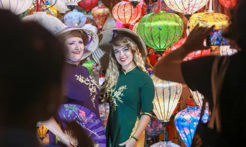 Hàng nghìn du khách đổ về Hội An, xếp hàng thả hoa đăng trong Lễ Vu Lan