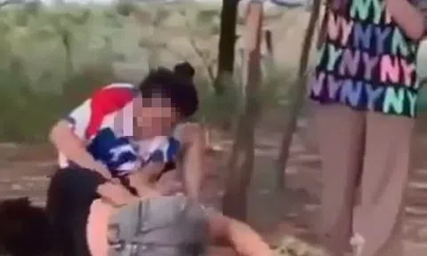 Nữ sinh lớp 8 bị nhóm bạn nữ học cùng trường hành hung, lột quần áo