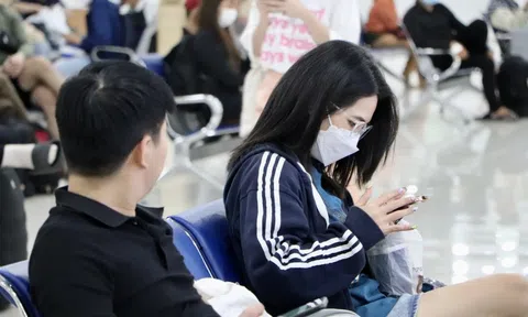 Hình ảnh trái ngược giữa Bến xe Miền Đông mới và Bến xe Miền Tây chiều tối 31-8