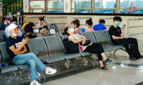 Người dân vạ vật chờ xe về quê nghỉ lễ 2-9