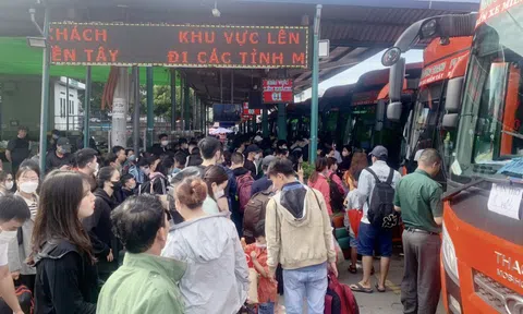 Ngày đầu nghỉ lễ: Bến xe, bến phà đông nghẹt khách