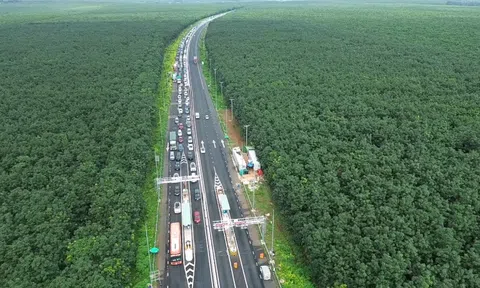 Xe cộ kẹt cứng trên tuyến cao tốc Phan Thiết - Dầu Giây ngày đầu nghỉ lễ 2-9