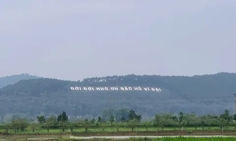 Chuyện chưa kể về dòng chữ "Đời đời nhớ ơn Bác Hồ vĩ đại" ở núi Thiên Nhẫn