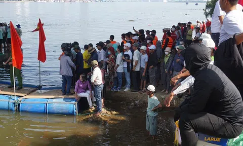 Sông Hàn, Sông Hương đông nghẹt người xem đua thuyền