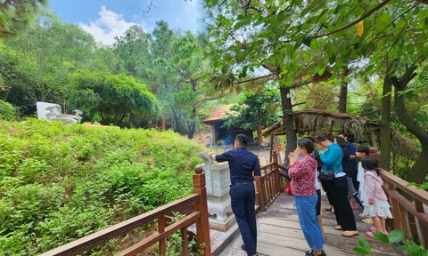 Hàng ngàn người viếng mộ Đại tướng Võ Nguyên Giáp trong ngày Tết Độc lập