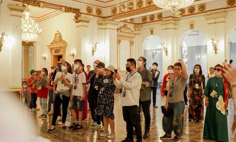 Tour tham quan trụ sở HĐND và UBND TP HCM hút khách dịp lễ 2-9