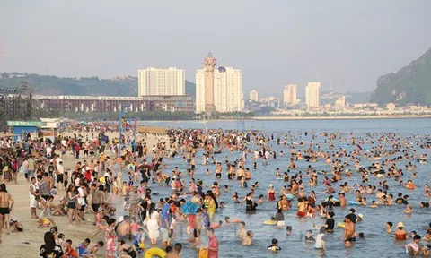 Bãi biển Hạ Long ken đặc người trong ngày nghỉ lễ đầu tiên