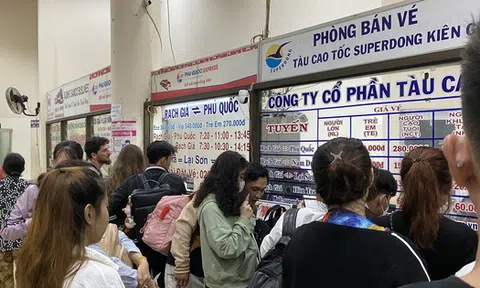 Hàng ngàn khách phải chuyển hướng khác vì tàu, phà ngưng hoạt động