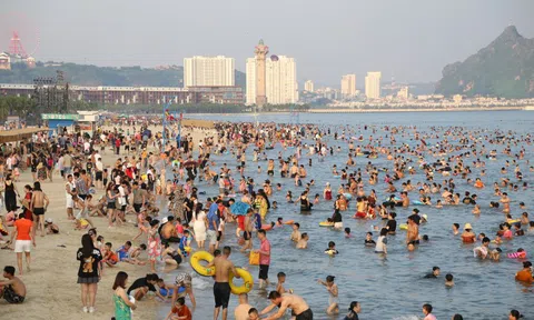 Bãi biển Hạ Long chật kín người