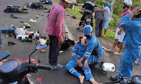 CLIP: Ô tô tông văng hàng loạt xe máy dừng chờ đèn đỏ