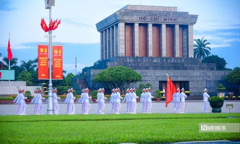 Hà Nội: Hàng nghìn người xem Lễ Chào cờ tại Quảng trường Ba Đình