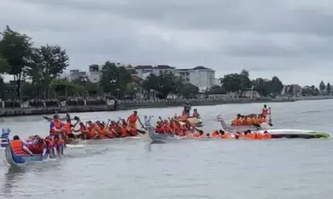 CLIP: Lật thuyền đua, các tay chèo ngã xuống sông