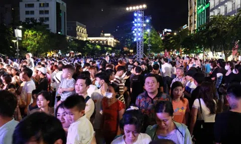 “Biển người” đổ về trung TP.HCM chờ xem pháo hoa, nhiều tuyến đường kẹt cứng