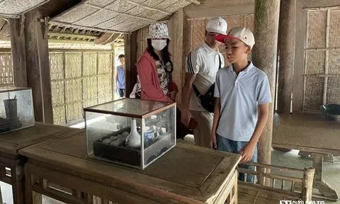 Xúc động bên những kỷ vật gắn bó với tuổi thơ của Bác Hồ