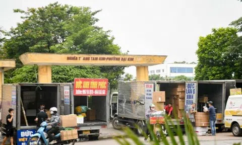 Đại lộ nghìn tỷ ở Hà Nội biến thành bến xe tải chiếm hết lòng đường, vỉa hè