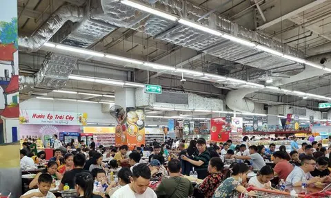 Xếp hàng 30 phút mới có chỗ ăn uống ở trung tâm thương mại Hà Nội