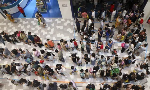 Trung tâm thương mại ở Hà Nội tấp nập người dịp nghỉ lễ, phải xếp hàng gần 40 phút mới có thể vui chơi