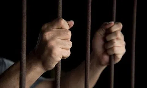 Đang ngồi tù có được hưởng lương hưu?