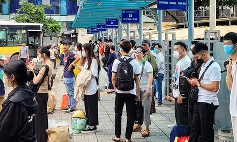 Hà Nội: Bến xe khách nhộn nhịp, người dân lỉnh kỉnh hành lý trở lại sau kì nghỉ lễ 2/9