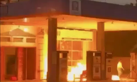 Người phụ nữ bất ngờ châm lửa đốt cây xăng cháy