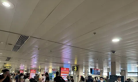 Sân bay Tân Sơn Nhất tấp nập trong ngày cuối nghỉ lễ