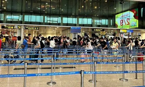 Người dân trở lại TP HCM sau lễ: Sân bay và bến xe thưa thớt, cửa ngõ đông xe