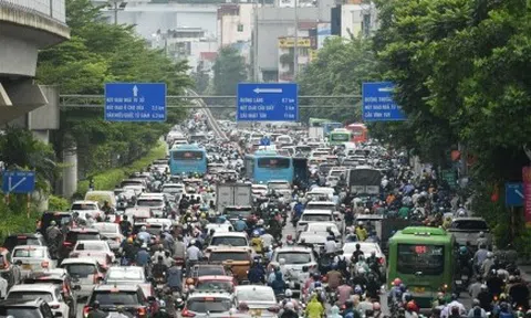 Nhiều đường phố Hà Nội ùn ứ trong ngày đi làm sau kỳ nghỉ lễ 2/9