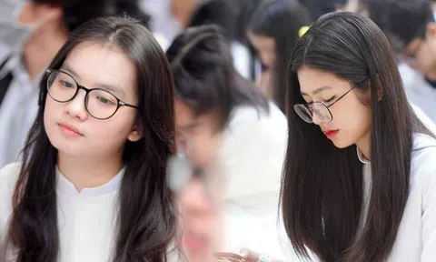 Chùm ảnh trong lễ khai giảng chứng minh nữ sinh Việt cứ mặc áo dài là "auto" xinh!