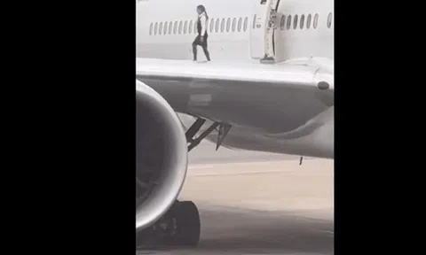 Thực hư việc 2 tiếp viên hàng không chụp ảnh 'tự sướng' trên cánh máy bay