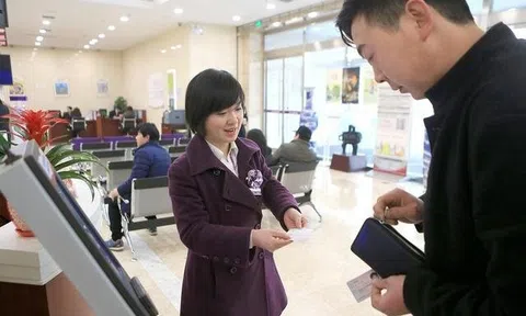 Cô gái gửi 1 triệu USD vào ngân hàng, 5 năm sau chỉ còn 1 USD, đến công an khai báo thì bị bắt giữ, chiêu lừa đảo mới bị vạch trần