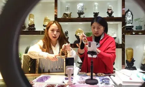 TikTok Shop bị cấm vì bán giá quá rẻ, chèn ép cửa hàng kinh doanh truyền thống: Các TikToker "vỡ mộng" làm giàu?