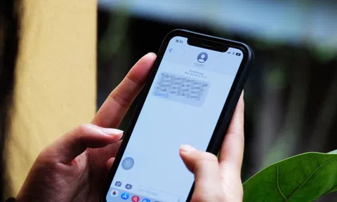 Phải tắt nguồn điện thoại ngay khi nhận được kiểu tin nhắn này nếu không muốn mất sạch tiền trong tài khoản, chiêu lừa đảo mới khiến công an cũng bị lừa