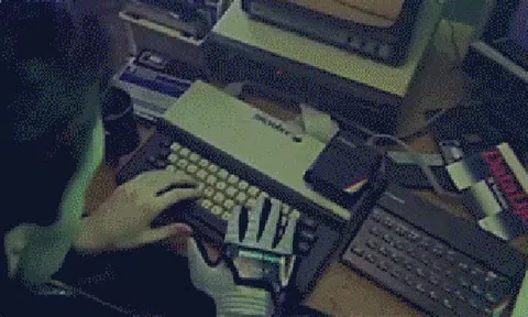 Chỉ lướt web chơi chơi, 1 hacker đã cứu CIA khỏi "bàn thua trông thấy"?