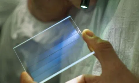 Microsoft lưu trữ thành công dữ liệu lên trên một tấm kính nhỏ: Tồn tại được 10.000 năm, không cần điện để hoạt động, chứa được 7TB dữ liệu