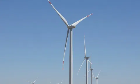 Đẳng cấp xây dựng của Trung Quốc: Giúp một nước xây nhà máy điện gió lớn nhất Trung Á, mỗi tuabin cao bằng tòa nhà 50 tầng, nặng 300 tấn, vận hành hoàn toàn tự động