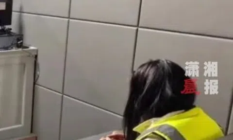 Quý bà 51 tuổi giả mạo gái trẻ hẹn hò với bạn của con trai, lừa 2,7 tỷ đồng