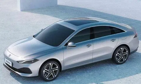 Mẫu sedan 'ăn' xăng 4,3 lít/100km lộ giá bán, siêu phẩm từ Trung Quốc hứa hẹn đe dọa Toyota Camry
