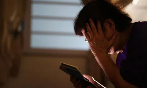 Người đàn ông xem phim khiêu dâm nạp thành viên VIP để hưởng thêm "lợi ích", nửa đêm cảnh sát gọi tới mới biết đã bị lừa số tiền hơn 15 tỷ đồng