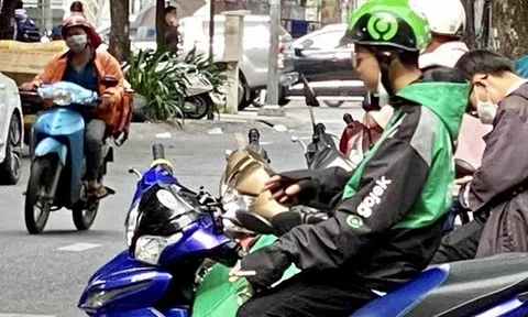 Nghịch lý: Sinh viên mới ra trường lương 8 triệu đồng, chạy Grab 12 triệu đồng/tháng