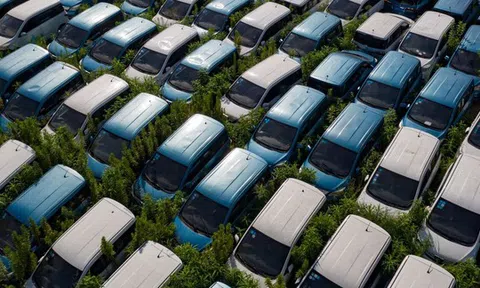 Xôn xao việc lượng lớn ô tô điện bị bỏ rơi, chất đống ngoài bãi cỏ ở Trung Quốc: Sự thực tiết lộ điều gì?