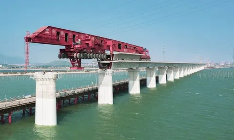 Trung Quốc làm thế nào để xây cầu đường sắt cao tốc xuyên biển 15km chỉ trong hơn 2 năm?