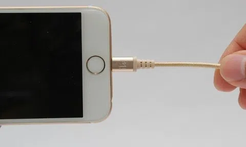 Nhặt được cáp sạc lạ, cắm vào điện thoại dùng thử, phát hiện điều bất thường thì đã quá muộn, trò lừa đảo cần đặc biệt cảnh giác