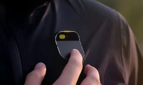 Cựu nhân viên thiết kế Apple ra mắt thiết bị AI: Một chiếc pin cài áo với tham vọng lật đổ thế giới smartphone