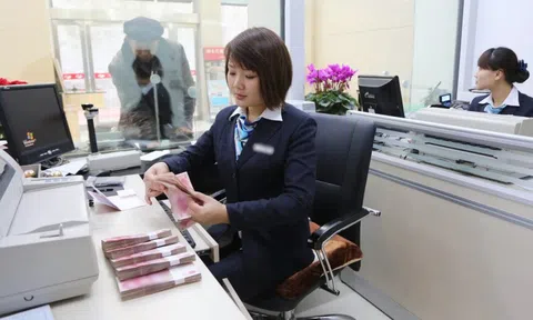 Bà cụ 80 tuổi cùng cháu trai ra ngân hàng chuyển gần 1 tỷ đồng nhưng giao dịch viên thấy dấu hiệu lạ, âm thầm báo cảnh sát