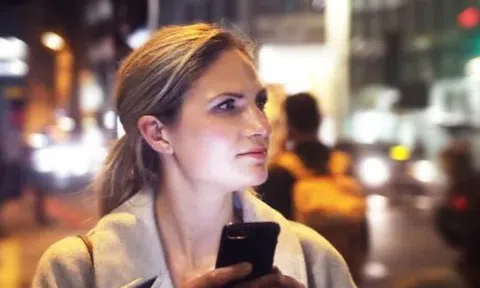 Làm thế nào để biết ai đang theo dõi điện thoại của bạn?