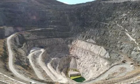 Phát hiện kho báu bí ẩn dưới hố sâu 200m, láng giềng Việt Nam mất 100 năm nghiên cứu, nay mới đào lên được bằng công nghệ mới nhất